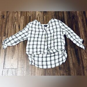 Women’s Size Large white/black plaid tunic type blouse, covers your bottom